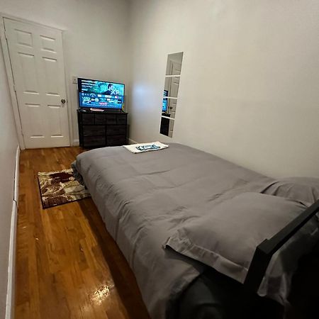 Cozy Townhouse In Harlem Apartment นิวยอร์ก ภายนอก รูปภาพ